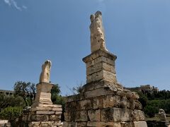 入って右に、アレスの神殿を通り過ぎ、左側にはアグリッパの音楽堂がある。

紀元前15年頃ローマ将軍アグリッパが建てた音楽堂。

ほとんどが焼失しているが前には頭部を失った巨人とトリトンの像3体のみが残っている。