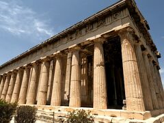 ゼウス・エリテリオスの柱廊を過ぎ、ヘファイストス神殿まで上がっていく。

ここはギリシャ国内で最も原形を残している神殿で、パルテノン神殿とほぼ同時期の建築とされている。

周囲から鍛冶にかかわる多くのものが発見されたことから、現在は鍛冶を司るヘファイストスを祀った神殿という味方が有力だ。

ここでなんとホテルの朝食で出会った日本人と出会う。

日本人と喋ったのはアテネ国内線のチェックイン時のツアー客（サントリーニに行くと言っていた）と今回のPlaka Hotelの2回のみだ。