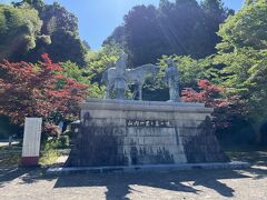 岐阜駅のそばでレンタカーを借りて、まずは美濃金山城へ。銅像のそばに車を止めて、徒歩でお城を目指します。