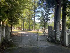 お城の見学を終えて、麓の神社に立ち寄って次の目的地を目指します。