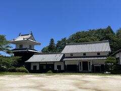 ここから岩村城の登城を目指します。駐車場に面して、太鼓櫓が再建されています。