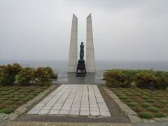 氷雪の門．樺太でなくなった方々の慰霊の為に建てたものだそうです．この頃に雨が一段と強くなってきたので，急いで山を下りることになりました．つづく・・・