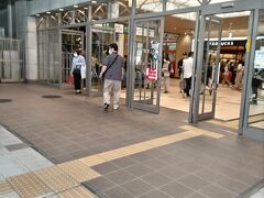 仙台駅へ戻って観光案内所でゼビオアリーナ仙台への行き方を聞きつつ、羽生結弦のポスターと記念写真