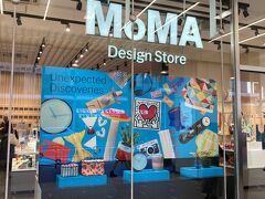 ミーナ京都の1階には、"MoMA Design Store"  が入居中    