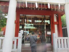 驚いたことにここには神田明神だけではなく、他にも神社がありました。これは小船町八雲神社という名前の神社でした。魚問屋が集まって住んでいた小船町の人々によって祭られるようになったそうです。