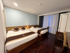 今回の宿「フン セン アネックス ホテル」
https://www.agoda.com/huong-sen-annex-hotel_2/hotel/ho-chi-minh-city-vn.html?cid=-370

これが安くて結構快適でした。
ふたりで1泊6000円ちょっと。しかも朝食付き！