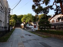 そうしてしばらく歩くと、18時5分、鶴山公園に到着。
先ほどの中鉄北部バスのラッピングにも描かれていましたが、ここは県内でも1、2を争う桜の名所。春には約1000本の桜が咲き誇ります。
