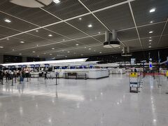 夜8時過ぎの成田空港
便が少ないので人も少ない