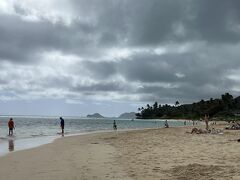 ■ラニカイビーチ (Lanikai Beach)

ラニカイビーチに到着しました。

太陽が雲に隠れて海の色も微妙...と思っていましたが・・・