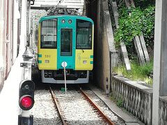 阪神本線とそれから派生する阪神武庫川線の始発駅武庫川駅。
本線の駅は、武庫川の川の上にある珍しい駅です。
武庫川戦のホームには、タイガース仕様の電車が停まっています。