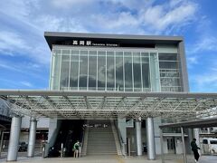 高岡駅に到着―。
なんかオシャな駅舎だぞ。もっと渋い小さな駅を想像していたんだけど(・∀・)