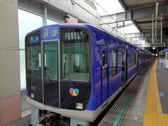 阪神電車の普通電車の5500系車両です。
ラビスブルーという色合いですが、阪神電車の色として、なじんできました。