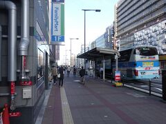 歩道橋を降りると伊丹空港行きのバス乗り場。