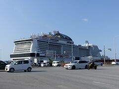 大陸からの大型客船が戻ってきた
もう那覇の町には行けないな・・・
あの雑踏には