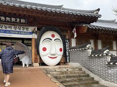 河回別神グッ仮面舞の会場入り口
このお面って韓国のガイドブックなんかで見たことがある気がします・・