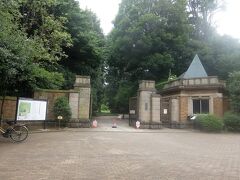 少し歩いて駒場公園正門
