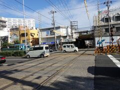 阪堺電気阪堺線を渡ります。