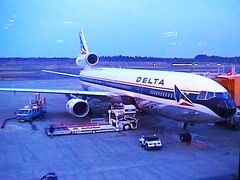 18:35発のデルタ航空52便に乗る。
「日本を離れるのか。これから長いな一」
と離陸直前に思いが込み上げてくるが、時すでに遅し。
もう滑走路の上にいる。