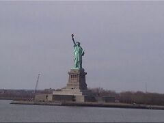 飛行機から見たときはそんなでもなかったが、地上から見ると自由の女神像は結構大きかった。

87年前、1912年のタイタニック号沈没事故で生き残った人たちも、ニューヨークに入港するとき、この同じ像を見たのだろう。
そう思うと感慨深い。