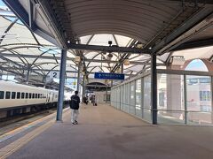 松浦鉄道には、このホームから行くことが出来るのですね。
松浦鉄道は8:53があったのですが、8分でロッカーへ行って列車に乗るのは無理そうなので断念。
後から思えばのんびり車内の写真を撮っていないでチャレンジだけでもすればよかった。