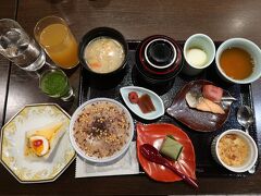 　興福寺が監修した粕汁が朝食でいただけるということで、ホテル日航奈良に宿泊しました。「柿の葉すし本舗たなか」の柿の葉寿司もありました。