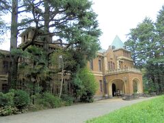 公園の中を進んで行くと目当ての旧前田公爵邸洋館がありました。
https://www.syougai.metro.tokyo.lg.jp/sesaku/maedatei.html

こんな車寄せがある家に住みたい