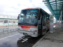 函館空港から函館駅までは、バスが運行されています。20分くらいしかかからないので、道内の空港ではトップクラスにアクセスが優れていると言えます。