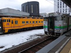 函館駅に戻ってきました。2両編成に増結して折り返すため準備をしていました。
