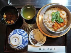 　夕食は、釜めし専門店「志津香」へ。
　奈良七種釜めし(海老、蟹、穴子、鶏肉、ゴボウ、人参、竹の子)。
穴子は、conger eel、メニューで英語の勉強もできます。