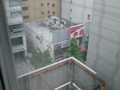 おはようございます
ホテル法華クラブ札幌　9階の部屋です
昨日も　寝るのが早かったので
05:00過ぎに　目が覚めました