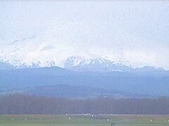 約8時間で、オレゴン州ポートランドに到着。
「オレゴン富士」と呼ばれるマウントフッドが見える。
雪に覆われ、きれいな山である。

入国審査はもちろん英語であり、緊張する。
まわりの人たちは、ファーストフードをばくばくたいらげていて、あぜんとする。
アメリカだなあと思う。