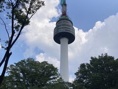 ケーブルカーに乗って南山の上に到着しました。
タワーがすぐ近く。