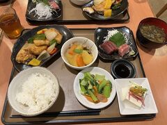 19時
夕食の時間です。

満席でにぎやかな食事タイム
ダイビングショップごとに席を分けてくれるけど
今日はお隣の島のショップで潜ってたからね～
でも大丈夫、すぐに仲良しになれるのがダイバー