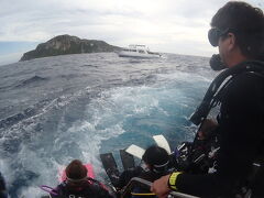 1時間半弱で粟国島
島のショップが休憩の時だけ潜れるので
全員揃ってのエントリーは必須

しかもこの位置から結構泳ぐんです