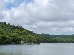 ポロト湖インフォメーションセンターが見えます
本日火曜日でお休みでしたが、他の日はカヌーを一時間1000円で貸してくれるらしく乗ってポロト湖一周してみたかった