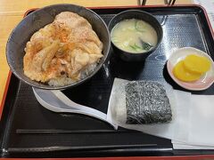 旭川駅につきました。
昼飯は「駅ナカ食堂なの花」で豚丼をいただきます。
味は普通でしたが、700円くらいだったので手軽に済ませたい人にはオススメです。