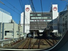 その次、町田駅は停車です。このあたりにやってくると列車の頻度が多いせいか、ロマンスカーという特急にもかかわらずスピードはあまり出ません。