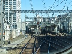 向ヶ丘遊園駅を過ぎると上り線は複々線になります。ここでスピードアップ……とはいかず、前を走る列車を追い越すことなく、のろのろとしてスピードで走ることに。