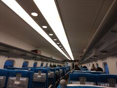 のぞみ0207号　定刻07：39東京出発

乗車率は二割ほど

新幹線に慣れてないので、電源の使い方に戸惑う。カバーしてあるタイプもあるんね