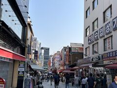 月曜日の朝９時頃の南大門市場は人がまだまばら。
お店も開けてる最中みたいな所も多かったです。