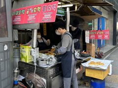 ズンズンメイン通りを歩いて、有名な「野菜ホットク」を食べに来ました♪
結構並ぶらしいので平日の朝を狙ったら1人も並んでない(*´ω`*)ラッキー