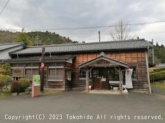 松尾寺駅

本日のゴールです。
開業当初からの木造駅舎は2018年に登録有形文化財に指定されました。


松尾寺駅：https://www.jr-odekake.net/eki/top?id=0631301
登録有形文化財：https://bunka.nii.ac.jp/heritages/detail/418792