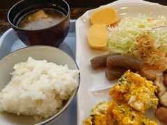 東横INNで朝食で朝からしっかりと食べます。
野菜も忘れずバランス良い感じです。