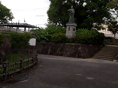 　安満遺跡公園の後は高槻城公園に行きました。
　高槻城公園は高槻城跡に位置すしており、 散策や休息などの施設として城跡のお堀を模した石垣、 池を中心としたゾーンを設けている公園です。
　　公園内には城下町の商家を移築復元した「歴史民俗資料館」や高山右近の石像など、歴史を感じられるスポットも沢山あります。

 