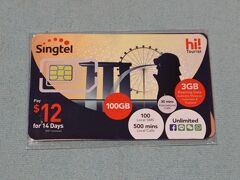 ラッキー・プラザで、まず、シンガポールのキャリア「シングテル（Singtel）」を探します。
アマゾンで買ったSIMが機能していないため。

ところが、SIMを入れ替えても相変わらずダメ。

いわゆるキャリアのショップではなく、売店みたいな店で、「日本語は読めない」と言いながらも、オジサンがアーダコーダとやってくれるので、一緒に設定を確認。
でも、なぜかインターネットにつながらない。

私のスマホに問題があるんじゃないかと思い始めた頃、オジサンが自分の携帯のSIMを入れ替えて、買おうとしているSIMが機能することを見せてくれた。やっぱりそうか…。

実は4月に iPhone を機種変した時、格安スマホがもれなく付いてきて、超破格値で買ったのがSIMを入れ替えたアンドロイド。
旅行中、自分の iPhone を持ち歩かず、アンドロイドで済まそうと思ったのだが、そう都合よくはいかなかった…。

ホテルに帰って、iPhone のSIMを入れ替えたら、サクサク動きました。

店のオジサンに「ホテルにiPhone があるので自分で入れ替える」と言うと「できなかったら持ってきなさい」と親切でした。
オジサン、お手数かけてゴメンナサイね。

帰国後、ショップで確認したら、そのアンドロイドは「SIMフリー不可」の機種だった。そんなスマホが世の中に存在するとは…。