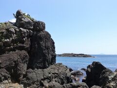 須崎遊歩道が続きます。
PHOは花や神社仏閣や芸術よりも、こういう自然の岩と水を求めてしまいます、何でかな？
小学校の修学旅行は日光でしたが、二社一寺より三滝に心惹かれました。それが既に半世紀以上前ってショックではある…。
最近、介護保険証が届けられた事に続き、年金申請しませんか？ってお便りなどの公的なモノから、お墓いかがですか？終活始めませんか？有料老人ホームはお考えでは？的広告チラシやDMがバシバシ届けられ、否が応でも年齢を意識させられる機会が激増してます(-_-;)
ツレが亡くなった事も有り、ちょっと気分が暗くなりがち★