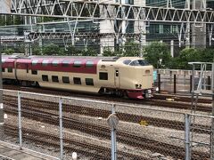 東京駅7時過ぎ、ちょうどサンライズ出雲・瀬戸号が入線するところ。