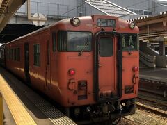 高岡で、JR氷見線に乗り換え。2両編成のキハ47ディーゼル車で国鉄時代からの車両と思われる。