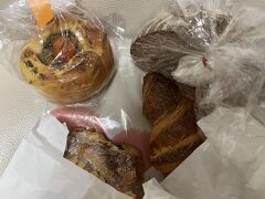 ほうとうを食べた後、有名なパン屋さん、パン・ダニエルで買いました。
富士レークサイドホテルのシェフが監修しているパン屋さんだそうです。
お店の外観も撮ったはずなのに見つからないので、お土産のパンを載せるしかない！…（＞＜）

左上：マロンパン
右：カンパーニュ
左手前：カレーパン(？)
手前右：クロワッサン

美味しいと評判でしたが、期待値が高すぎたのか普通でした…（´・ω・｀）