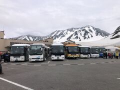 11時50分に雪の大谷に入るところで、バス渋滞。
室堂の駐車場に入れるキャパを超えているようだ。ほぼ定刻の11:55に室堂に到着。